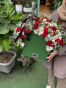 باکس گل سفید و قرمز گلسرای ملودی بندرانزلی