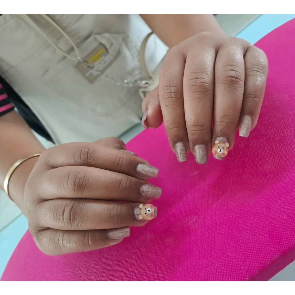 ناخن کار ستایش مهاجران