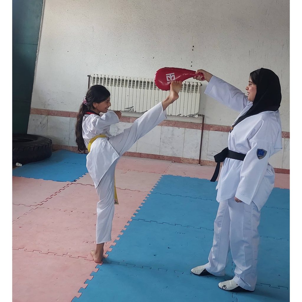 مربی تکواندو عاطفه رستم زاده صومعه سرا