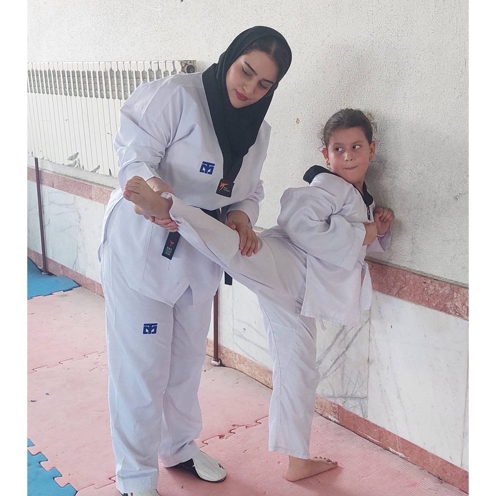 مربی تکواندو عاطفه رستم زاده صومعه سرا